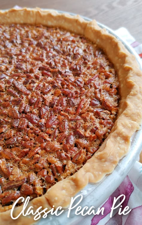 Classic Pecan Pie! A no-fail recipe for pecan pie with a smooth, caramelly filling studded with southern pecans perfect for Thanksgiving and Christmas dinner! Pecan Pie Recipe Southern, Pecan Pie Recipes, Best Pecan Pie Recipe, Easy Pecan Pie, Classic Pecan Pie, Homemade Pecan Pie, South Your Mouth, Best Pecan Pie, Pecan Desserts