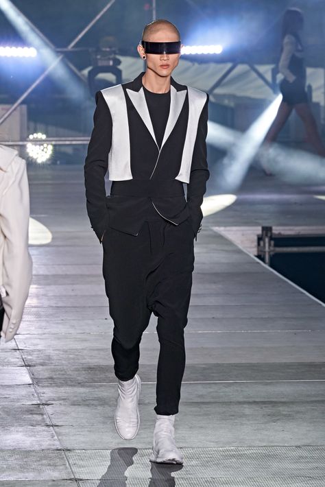 Balmain Spring 2020 Menswear Fashion Show - Vogue Retro Futuristic Fashion, Futurism Fashion, Balmain Men, Mens Fashion Wear, 2020 Runway, Fashion Inspiration Board, House Clothes, Balmain Paris, Male Fashion Trends