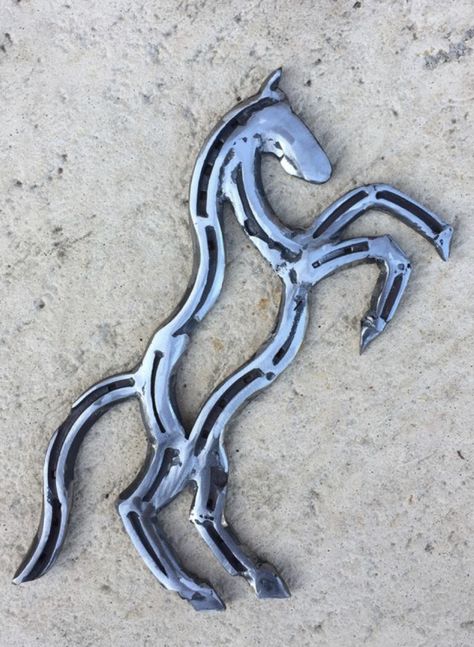 Welding Art Horseshoes, Horse Shoe Ideas, Horseshoe Art Welded, Art Drawing Ideas, Horseshoe Crafts Projects, Rearing Horse, Welding Crafts, Horseshoe Projects, Metal Horse