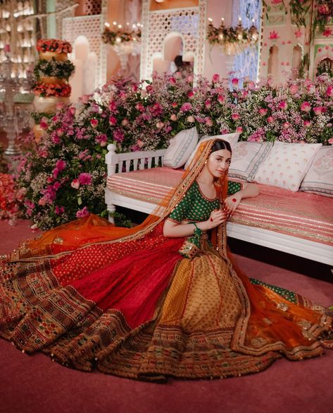 Mehndi Dress Designs, Mehndi Outfit, Mehndi Dress, Wedding Lehenga Designs, Indian Bride Outfits, Latest Bridal Dresses, Pakistani Wedding Outfits, Bridal Poses, Bridal Outfit