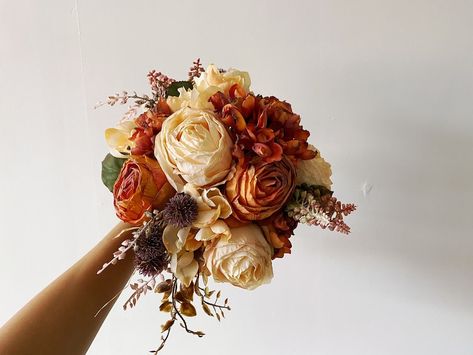 Small Fall Wedding, White Fall Wedding, Bouquet For Bride, Flower Bouquet Drawing, Fall Wedding Bouquet, Silk Flower Bouquet, Fall Bouquet, Flower Words, La Brea