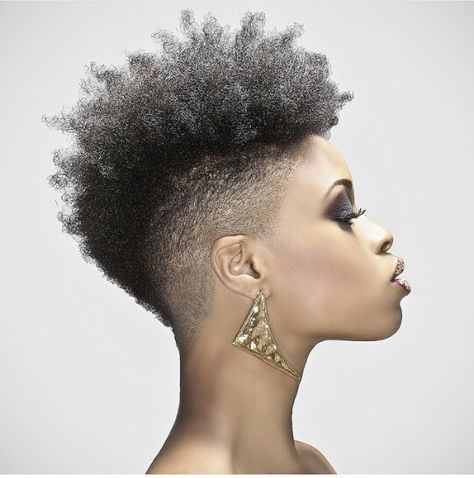 This!!! Natural hair Mohawk! Mohawk Fade Haircut, Updo Cabello Natural, Natural Mohawk, Mohawk Fade, Short Hair Mohawk, Natural Hair Mohawk, Curly Mohawk Hairstyles, Mohawk Haircut, Curly Mohawk