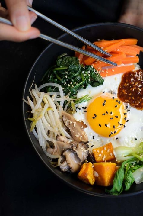 Korean bibimbap recipe Bibimbap Vegetarian, Bibimbap Sauce, Bibimbap Bowl, Korean Bibimbap, Bibimbap Recipe, Sushi Style, Buddha Bowls, Bamboo Extract, Fluffy Texture