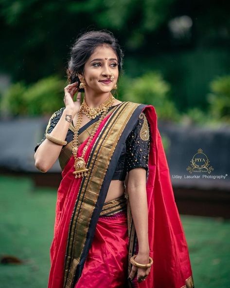 Wedding Sadi Photo, Saree Poses For Model, Single Saree Poses, Marathi Sadi Pose, Bride Poses Indian Wedding In Saree, Single Girl Posing, Sadi Poses Photo Shoot At Home, Sadi Poses Photo Shoot, Saree Shoot Photography