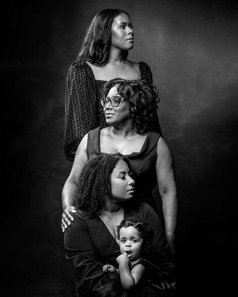 Family Generation Photography, Mom Photo Shoots, Mother Daughter Photography Poses, Mommy Daughter Photoshoot, Generation Pictures, Generations Photography, Family Photography Studio, Studio Family Portraits, Mother Daughter Photoshoot