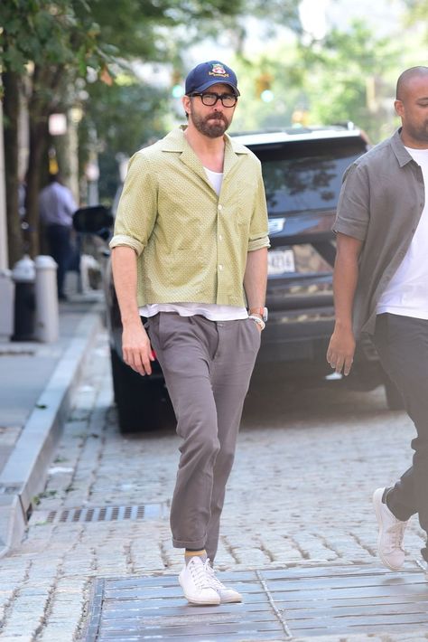 Ryan Reynolds Style Outfits, Ryan Reynolds Style 2024, Ryan Reynolds Fashion, Ryan Reynolds Style, New York September, Nashville Outfits, Smart Casual Style, Celebrity Sightings, Male Style