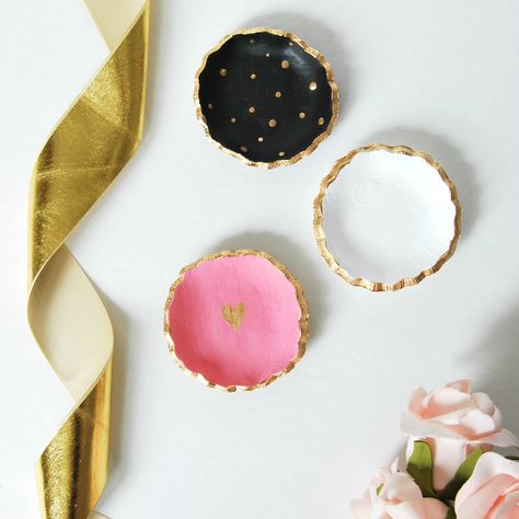 Make these darling painted DIY clay jewelry bowls with air dry clay, a cookie cutter, and acrylic paint. They make a sweet little ring dish for your night table! Diy Clay Jewelry, Cottage Studio, Bake Clay, Jewelry Dishes, Ceramic Jewelry Dish, Clay Ring, Diy Bowl, Diy Air Dry Clay, Geometric Sculpture