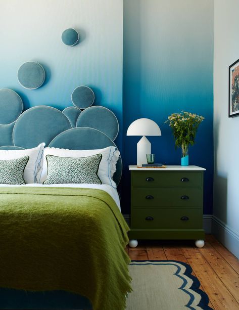 Pandora Taylor's house has a fearless and playful interior | House & Garden Blue And Green Bedroom, Ombre Wallpaper, Oval Room Blue, Eclectic Style Decor, Headboard Designs, Green Bedroom, Make Your Bed, Blue Bedroom, Interior Trend