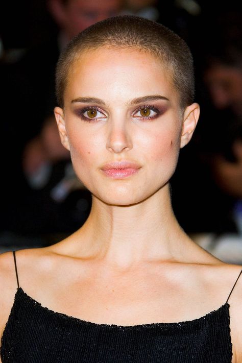 Portman buzzed her hair for her role in 2005's V For Vendetta. Natalie Portman Shaved Head, Buzzed Hair Women, Buzz Cut Women, Girls With Shaved Heads, Hacks Makeup, Shaved Head Women, Shaving Your Head, Trending Hair, Buzzed Hair