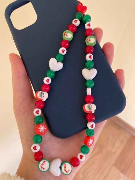 Christmas Phone Charm Ideas, Christmas Phone Strap, Christmas Phone Cases Diy, Christmas Phone Charm, Christmas Beads Ideas, Christmas Bracelet Ideas, Christmas Beaded Bracelets, Beaded Phone Strap, Christmas Jewelry Diy