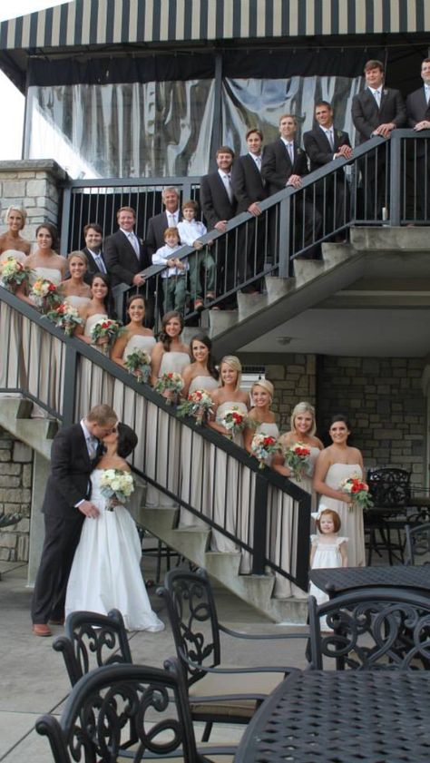 Wedding party photo Bridal Party Photos Group Shots, Wedding Photography Poses Family, Large Bridal Party, Drinks Wedding, Wedding Group Photos, Wedding Party Poses, Wedding Party Photography, Large Bridal Parties, Bridal Party Poses