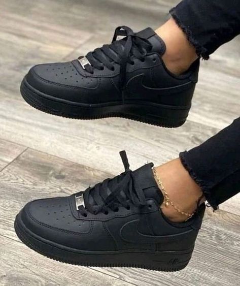 Air Force Noir, Air Force 1 Noir, Kasut Pengantin, Nike Air Force Black, Nike Shoes Photo, Girls Shoes Teenage, Casual Shoes Women Sneakers, Air Force 1 Sneakers, Nike Air Force One