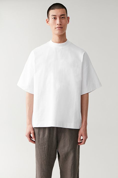 SHOULDER DROP T-SHIRT - White - T-shirts - COS NL Mens Polo Shirt Outfit, F Men, Polo Shirt Outfits, Fashion Design Drawing, Shirt Dress Summer, Minimal Outfit, Tee Shirt Designs, Minimalist Outfit, Leisure Wear