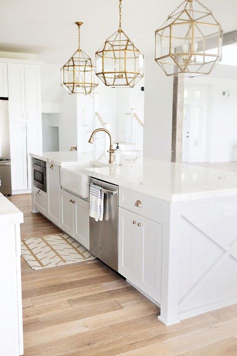 7 Gorgeous White Kitchens | Inspiration featured on The TomKat Studio | Designed by Nina & Cecilia Luxury White Kitchen Design, Luxury White Kitchen, Dapur Rustic, Gorgeous White Kitchen, White Kitchen Inspiration, Farmhouse Kitchen Island, White Kitchen Decor, Decor Ikea, All White Kitchen