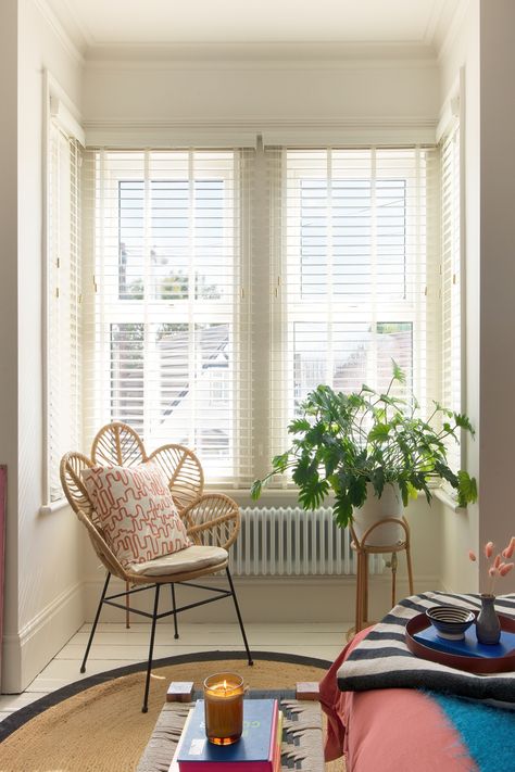 Travel-inspired decor meets two words: bay windows. ‘From start to finish, our Hillarys advisor knew exactly what would work in the room.’ Wooden Venetian Blinds, Blinds Ideas, Travel Inspired Decor, London Dreams, Cosy Kitchen, Bay Windows, Venetian Blinds, Home Design Living Room, Wood Windows