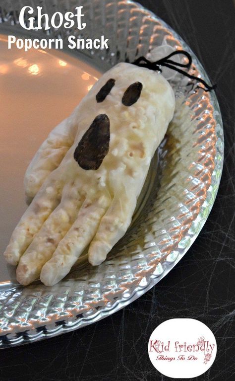 A Simple and Fun Ghost Popcorn Treat - Make this cute ghost, for a fun and easy Halloween Snack for kids! http://www.kidfriendlythingstodo.com Halloween Snack For Kids, Halloween Appetizers For Adults, Halloween Meal, Halloween Appetizers Easy, Easy Halloween Snacks, Halloween Snacks For Kids, Popcorn Treat, Halloween Popcorn, Halloween Party Appetizers