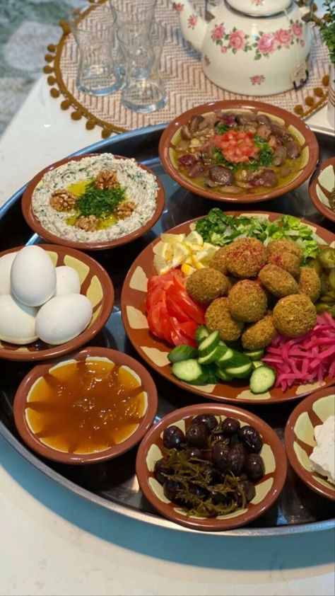 Breakfast Presentation, Mediterranean Breakfast, Syrian Food, Egypt Aesthetic, Breakfast Board, Party Food Buffet, Egyptian Food, Food Lunch, Aesthetic Books