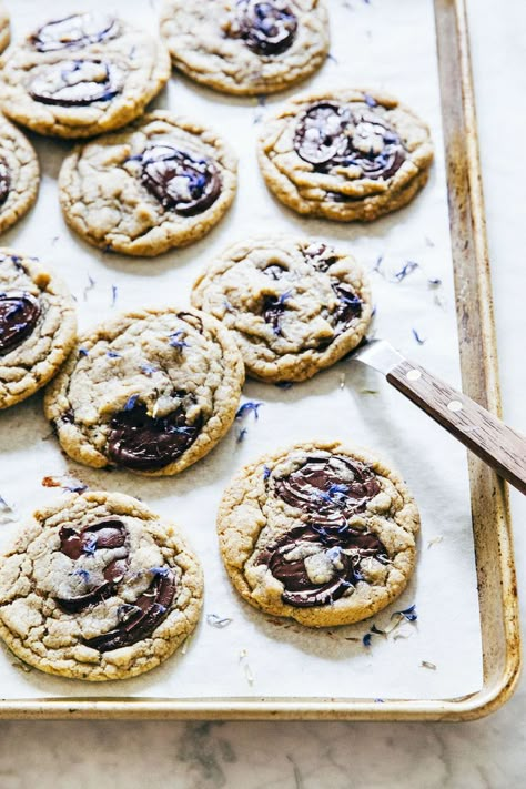 Earl Grey Chocolate, Classic Chocolate Chip Cookies Recipe, Earl Grey Cookies, Flavor Combos, Classic Chocolate Chip Cookies, White Chocolate Cookies, Thanksgiving 2020, Tea Cookies, Tea Party Ideas