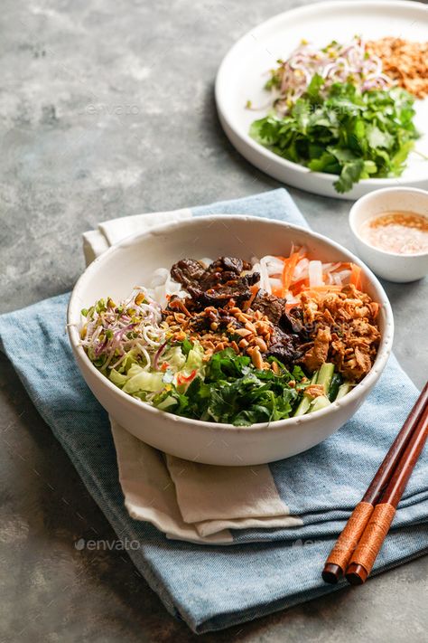 Bun Bo Xao, Beef Rice Noodles, Crunchy Asian Salad, Vietnamese Noodle Salad, Rice Noodle Salad, Vietnamese Noodles, Plats Healthy, Beef Rice, Asian Salad