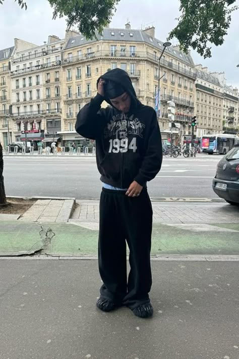 #fashionInspiration #outfitIdeas #streetstyle #fashionista #ootd #baggy #oufitwomen #outfitmen Baggy Black Sweatpants Outfit, Black Baggy Sweatpants Outfit, Black Sweatpants Outfit Men, Black Sweats Outfit, Hoodie Outfit Men Streetwear, Baggy Sweatpants Outfit, Beanie Outfit Men, Men Autumn Fashion, Black Sweatpants Outfit