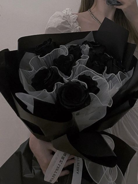 Black Rose Bouquet, Evening Eye Makeup, Disney Movie Scenes, Black Bouquet, Luxury Flower Bouquets, Cute Quick Hairstyles, Aesthetic Galaxy, Korean Picture, Aesthetic Roses