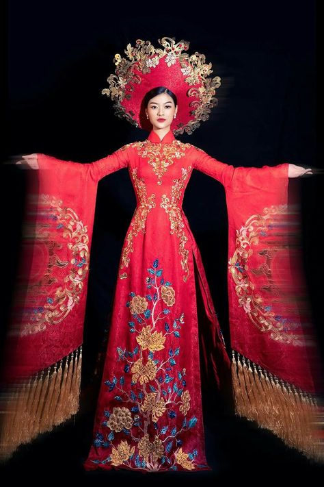 Vietnam Traditional Clothing, Asian Photoshoot, Traditional Vietnamese Clothing, Vietnamese Traditional Clothing, Vietnamese Wedding Dress, Fantasy Couture, Vietnam Costume, Long Flowing Skirts, Vietnamese Clothing