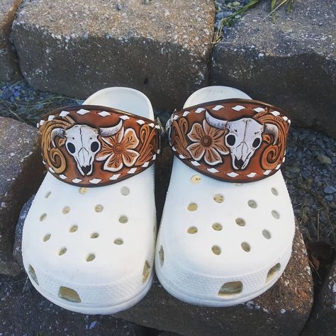 Hand tooled and painted leather straps Country Shoes, Cowgirl Accessories, Western Shoes, Country Style Outfits, Western Wear Outfits, Cute Country Outfits, Looks Country, Western Accessories, Country Girls Outfits