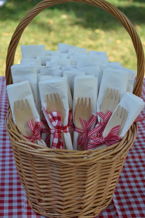 Traditional Picnic Decorations, Barbeque Themed Party Ideas, Birthday Decorations Picnic, Picnic Bbq Decor, Spring Picnic Theme Party, Bbq Picnic Birthday Party, Classy Picnic Party, Picnic Fundraiser Ideas, Picnic Arrangement Ideas