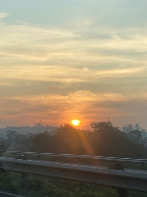 #sunrise #aunset #morning #aesthetic #view #road #trip #roadtrip #travel Morning View Aesthetic, Morning Aesthetic Sunrise, Morning Photography, Aesthetic View, Morning Aesthetic, Morning View, Morning Pictures, Road Trip, Road