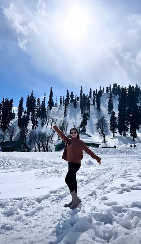 Poses In Mountains Winter, Pics In Kashmir, Kedarnath Photoshoot Idea, Snow Mountain Photoshoot, Pose In Snow Photo Ideas, Photos In Kashmir, Photo Poses In Kashmir, Srinagar Outfit Ideas, Photoshoot In Kashmir