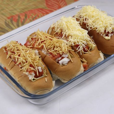 Hot Dogs With Cream Cheese, Baked Hot Dogs In Bun, Hot Dog Boats, Unique Hot Dog Recipes, Unique Hot Dogs, Hot Dog Buns Recipe, Baked Hot Dogs, Yummy Food Recipes, Hot Dog Recipes