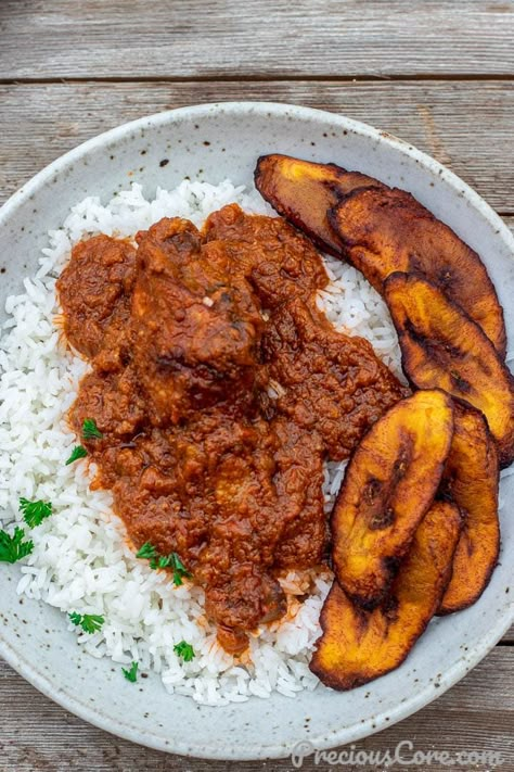 Bowl of African chicken stew on Rice African Chicken And Rice Recipes, Cooking African Food, African Chicken Stew, African Food Ideas, African Dinner, Rice And Stew Nigerian, Rice And Stew, African Meals Dinners, African Healthy Food