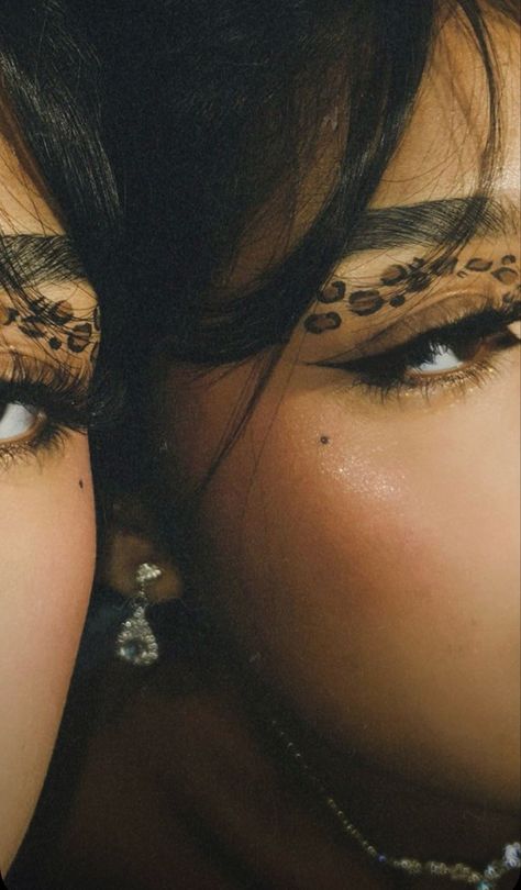 Cheetah Inspired Makeup, Leapord Print Makeup Look, Cheetah Print Eye Makeup, Leopard Print Eye Makeup, Leopard Print Eyeshadow, Halloween Inspo Pics, Cheetah Print Eyeshadow, Cheetah Eye Makeup, Leopard Eye Makeup