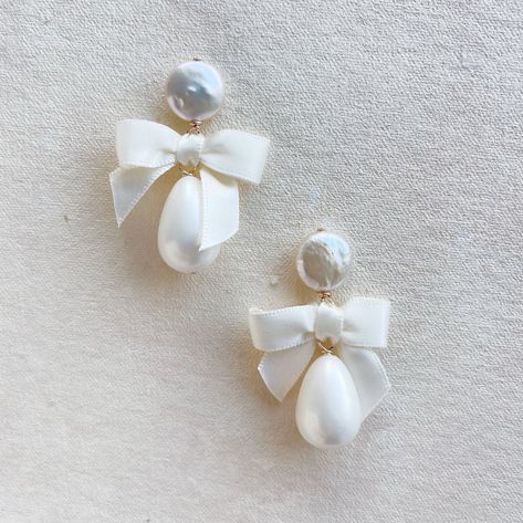 Pearl and Bow Earrings – Kate and Mari Jewelry Pearl Bridal Shower, Heart Stuff, Bride Outfits, Wedding Shoes Bride, Mini Bow, Fancy Jewellery Designs, Modern Tattoos, Mini Earrings, Prom Jewelry