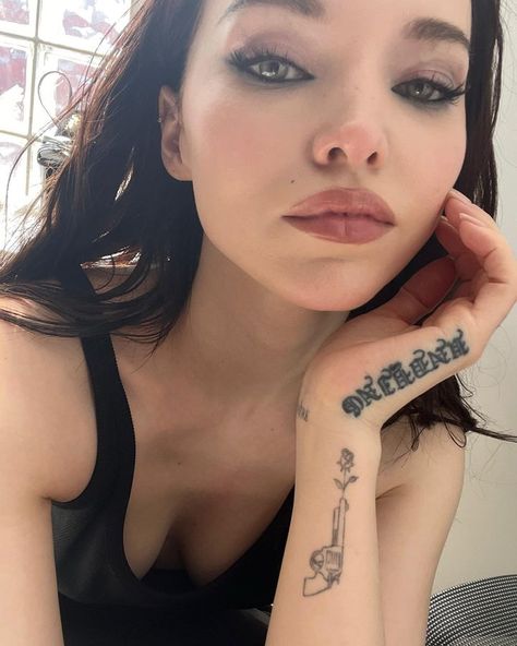 DOVE (@dovecameron) • Instagram photos and videos Dove Cameron Boyfriend, Dove Cameron Tattoo, Dove Cameron Style, Hair Icon, Best Boyfriend, Dove Cameron, Famous Women, Fav Celebs, Fun Games