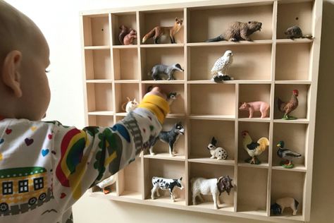 Ways to Display Schleich Animals - how we montessori Schleich Animals Display, Schleich Play Area, Schleich Display, Montessori Display, Schleich Animals, Childrens Shelves, Animal Figurine Toys, Baby Play Areas, Schleich Horses