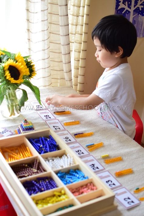 Matching the number cards to the beads Diy Activity Board, Montessori Curriculum, Middle School Counseling, Number Beads, Homeschool Preschool Activities, Teaching Geography, Activity For Toddlers, Learning Activities For Kids, Montessori Math