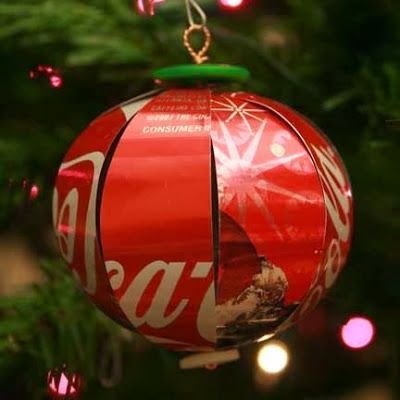 How to Recycle: Recycled Christmas Tree Ornaments. There are some awesome ideas in here for recycling items into DIY Christmas Ornaments. Pop Can Crafts, Recycled Christmas Decorations, Recycled Christmas Tree, Soda Can Art, Recycled Christmas, Soda Can Crafts, Coca Cola Christmas, Aluminum Can Crafts, Pop Cans