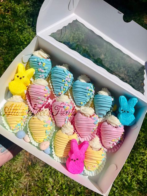 Easter Bakery Treats, Easter Berries Chocolate Covered, Easter Sweet Treat Box Ideas, Easter Covered Strawberries, Easter Strawberries Ideas, Easter Theme Chocolate Covered Strawberries, Easter Strawberries Chocolate Covered, Easter Treat Box Ideas, Easter Treats To Sell