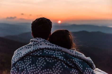 Date In The Woods, Mountain Date, Couple In Blanket, Sunrise Date, Watching Sunrise With Boyfriend, Happy Relationship, Mountain Couple Photos, Couples In Blanket, Mountain Romance Aesthetic