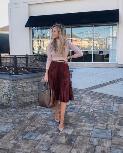 Virgo In Love, Burgundy Skirt Outfit, Pleated Skirt Outfits, Fall Photo Outfits, In Love With Life, Outfit For Work, Outfit Elegantes, Pleated Skirt Outfit, Modest Casual Outfits