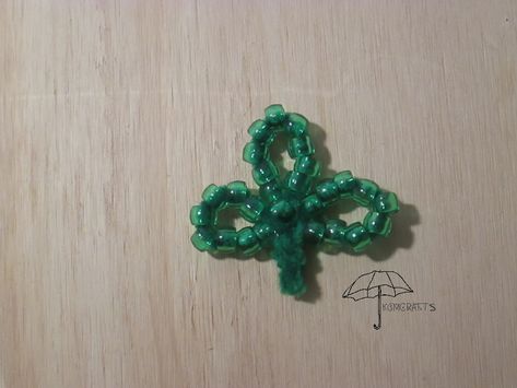 beaded three-leafed clover pin Some Interesting Facts, St Patrick's Day Crafts, Handmade Jewelry Tutorials, Spring Holidays, Fun Crafts For Kids, Interesting Facts, Jewelry Tutorials, Kids Crafts, Facts About