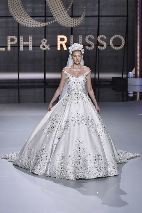 Gorgeous Ralph & Russo Bridal Gown - Bridal Spring 2019 Ralph Russo Heels, Ralph And Russo Dress, Ralph And Russo Pink Dress, Ralph And Russo White Dress, Ralph And Russo Fall 2020, Boho Wedding Cake, Fashion Dresses Formal, Zuhair Murad Haute Couture, White Bride