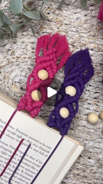 Caroline Fleming on Instagram: "Macrame Bookmark  I used 3 x 80cm lengths of 3mm cotton cord to make these very simple macrame bookmarks I bought the paper clips in @flyingtigeres  #macramebookmark #macramebookmarks #macrameideias #flyingtigerespaña #paperclipbookmark" Beginner Macrame Projects, Macrame Bookmarks, Caroline Fleming, Macrame Bookmark, Beginner Macrame, Paperclip Bookmarks, Simple Macrame, Macrame Projects, Paper Clips