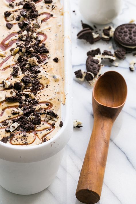 Salted caramel meets cookies and cream Salty Caramel, Cookie Ice Cream, Crunchy Chocolate, Cookie Crunch, Ice Scream, Caramel Ice Cream, Caramel Cookies, Low Carb Pizza, Healthy Diet Recipes