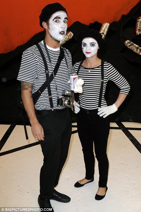 mime costume for HALLOWEEN 2011 with my 4 friends :D !! Mime Costume, Dulces Halloween, Duo Costumes, Cute Couple Halloween Costumes, Celebrity Halloween Costumes, Halloween 2015, Fall Halloween Crafts, Circus Theme, Fantasias Halloween