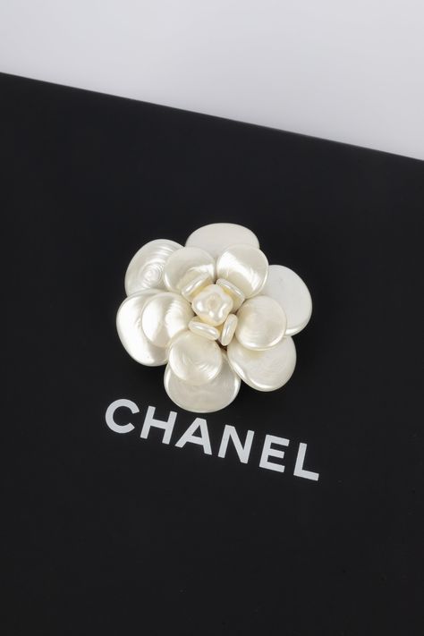 CHANEL - (Made in France) Broche camélia en pâte de verre effet nacré. Condition : Très bon état Dimensions : Hauteur : 5 cm Camelia Chanel, Broche Chanel, Chanel No 5, Handbag Wallet, Wallet Accessories, Fendi Bags, Prada Bag, Made In, Dior Bag