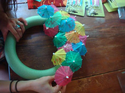 Cocktail Umbrella Wreath, Diy Cocktail Umbrellas, Cocktail Umbrella, Umbrella Wreath, Umbrella Craft, Drink Umbrellas, Cocktail Umbrellas, Diy Cocktails, Luau Theme Party