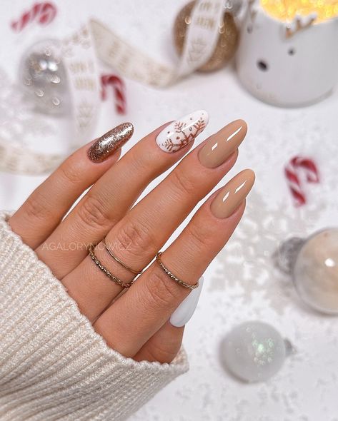 34 Gorgeous & Trendy Winter Nails to Try in 2023 – GlamGoss Neutral Almond Nails, Trendy Winter Nails, Winter Nail Art Designs, Christmas Nail Art Ideas, Holiday Nails Winter, February Nails, Christmas Gel Nails, Future Style, Winter Nail Art