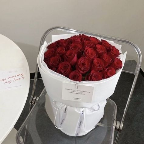 Red Roses In A Box, Valentines Flowers Bouquet, Rose Bouquet Aesthetic, Red Roses Bouquet, Flower Shop Decor, Food Bouquet, Luxury Bouquet, Diy Bouquet Wrap, Luxury Flower Bouquets